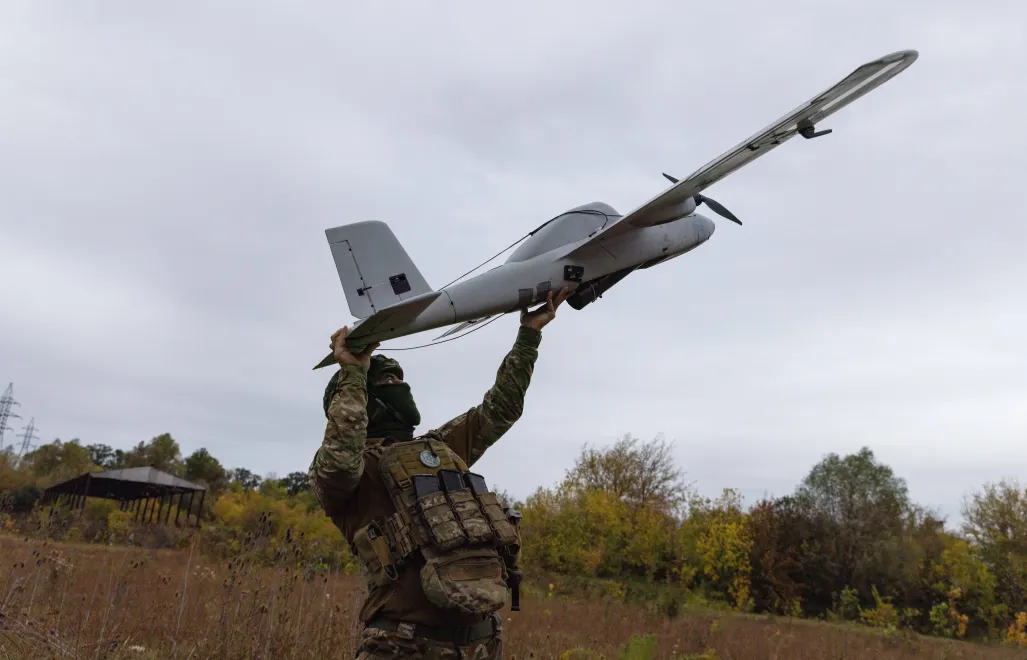 Ukraiński żołnierz rozstawia drona "Avenger UAV" Fot. PAP/Yevhen Titov