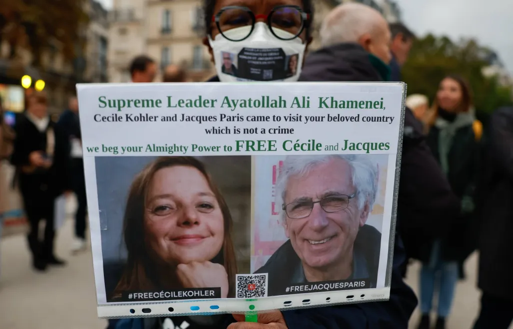 Plakat z wizerunkami Cecile Kohler i Jacquesa Parisa. Fot. PAP/EPA/Mohammed Badra Dostawca