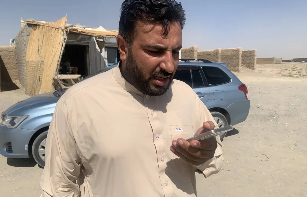 Irańczyk z telefonem komórkowym. Fot. PAP/EPA/STRINGER 