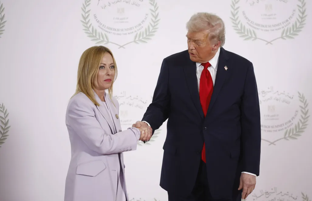 Premier Włoch Giorgia Meloni i prezydent USA Donald Trump. Fot. PAP/EPA/YOAN VALAT / POOL