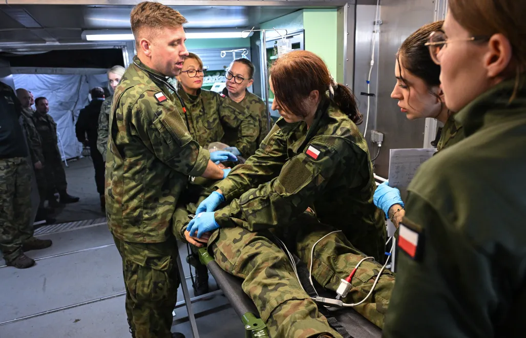 Навчання під кодовою назвою "Хоробрий тигр-25". є ознайомлення лікарів з цивільного сектору з особливостями військової системи охорони здоров’я та реальними медичними процедурами в умовах бойових дій. Фотоілюстрація. Fot. PAP/Marcin Bielecki 