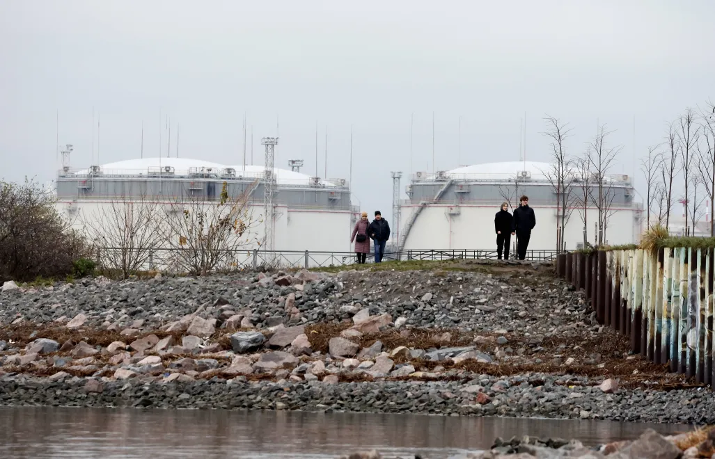 Люди прогулюються берегом Фінської затоки на тлі Санкт-Петербурзького нафтового терміналу. Фотоілюстрація. Fot. PAP/EPA/ANATOLY MALTSEV 