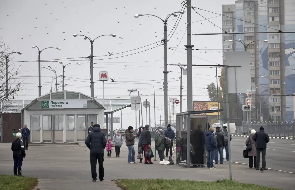 Місцеві жителі чекають на автобус біля закритої станції метро після нічного обстрілу Харкова. Фотоілюстрація. Fot. PAP/EPA/SERGEY KOZLOV 
