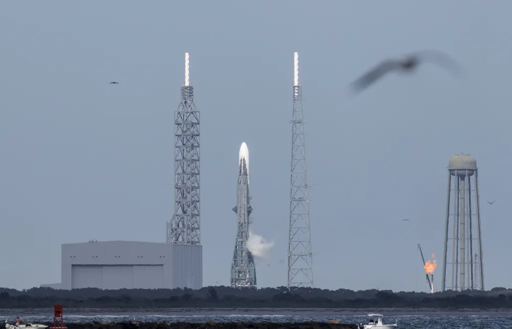 Rakieta New Glenn firmy Blue Origin, fot. PAP/EPA/CRISTOBAL HERRERA-ULASHKEVICH