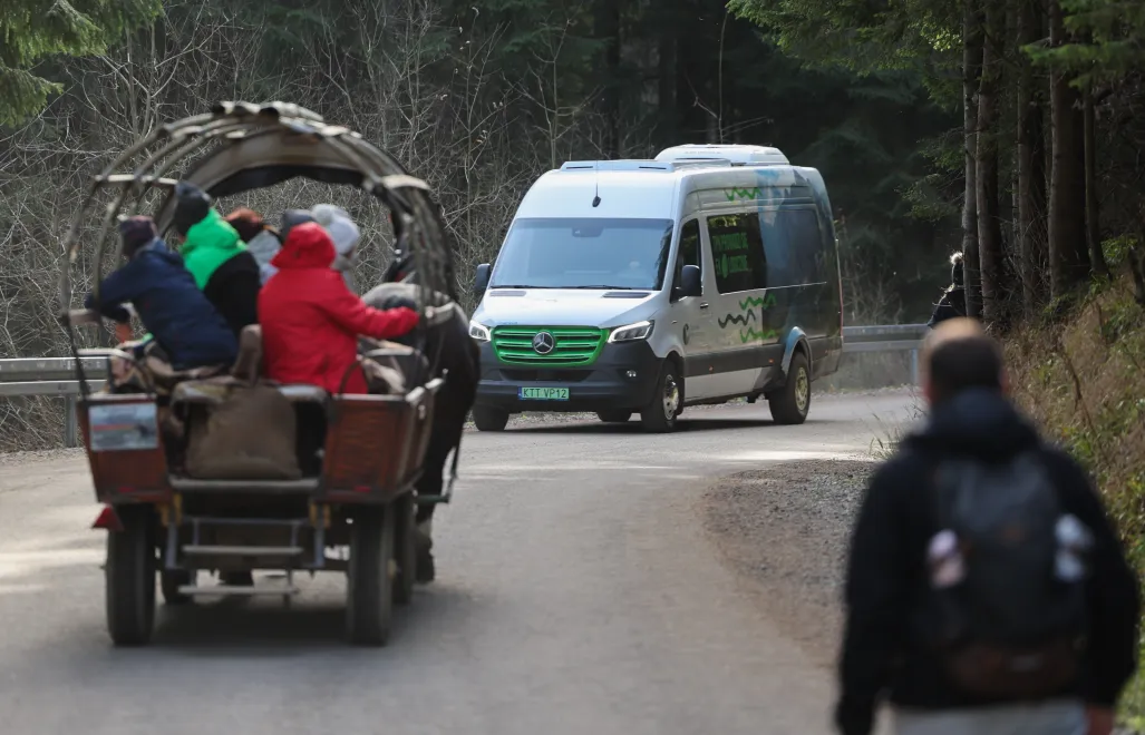 Bus elektryczny i zaprzęg konny na trasie do Morskiego Oka, fot. PAP/Grzegorz Momot
