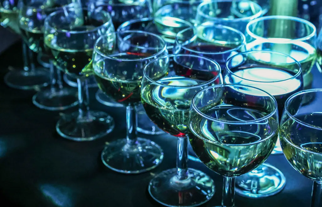 Kieliszki z winem Fot. PAP/Albert Zawada