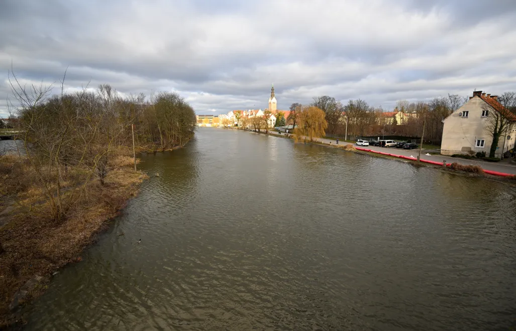 Podniesiony poziom wody w rzece Elbląg, widziany na wysokości Bulwaru Zygmunta Augusta w Elblągu. Fot.  PAP/Andrzej Jackowski 