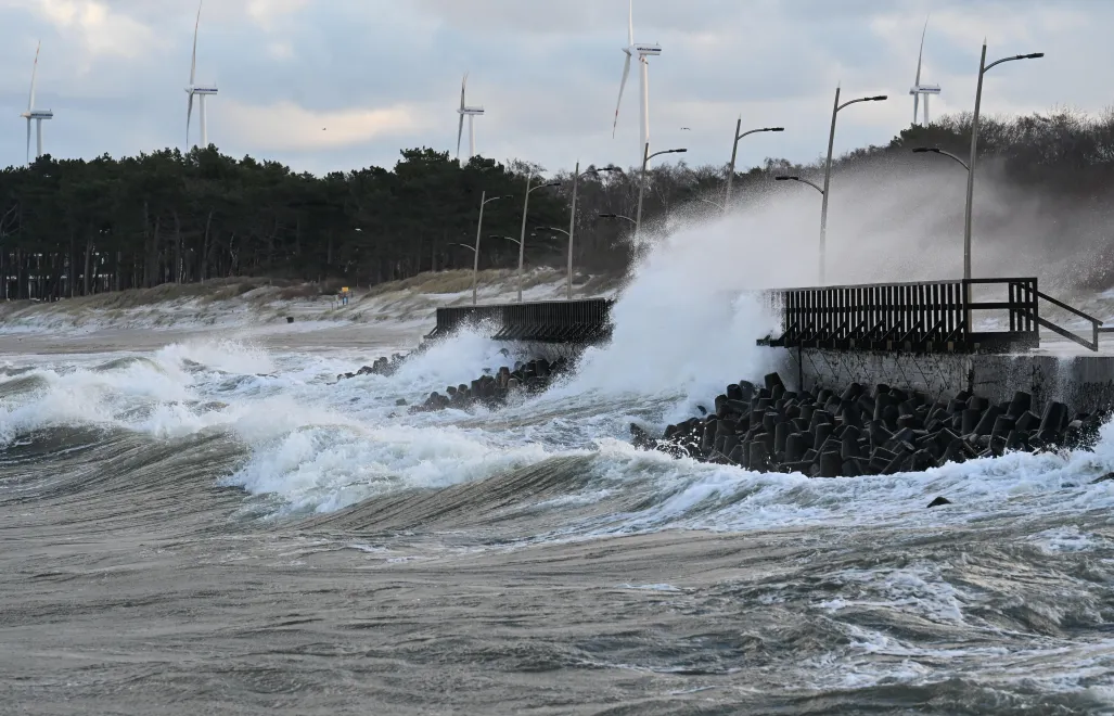 Wiatr nad morzem bałtyckim. Fot. PAP/Piotr Kowala