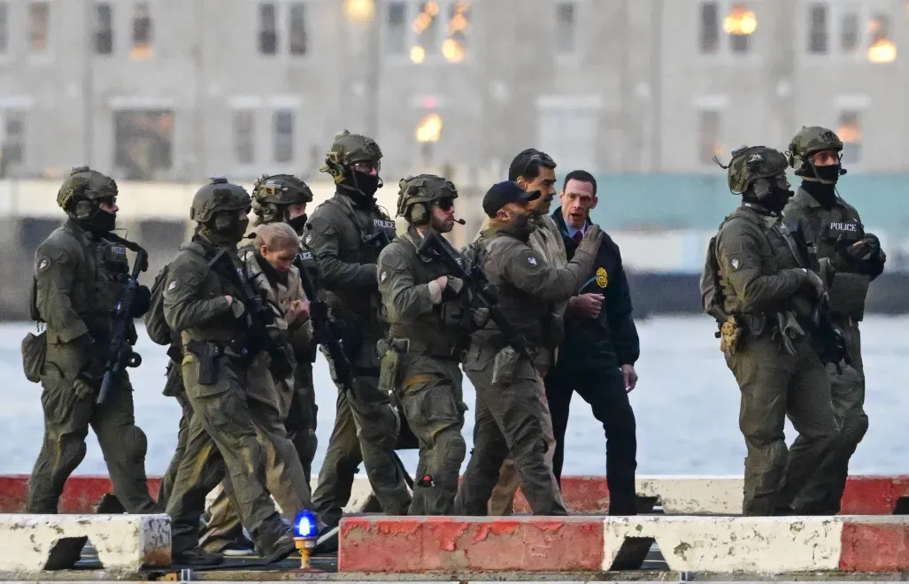 Maduro w kordonie żołnierzy USA. Fot. PAP/EPA/Stringer