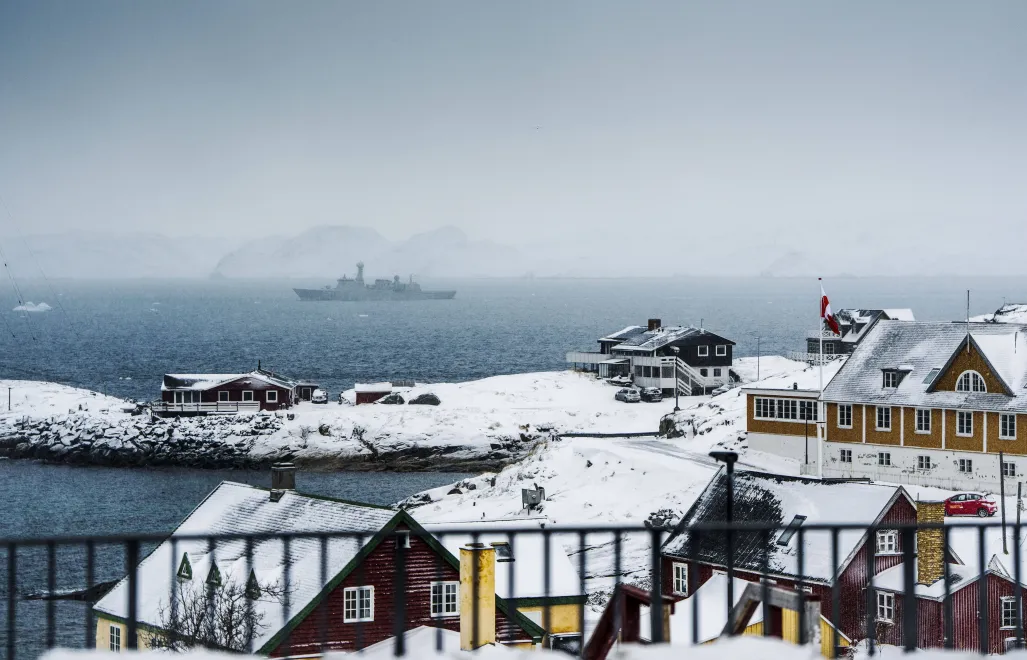Duński okręt wojenny u wybrzeży Grenlandii, fot. PAP/EPA/RITZAU SCANPIX/Mads Claus Rasmussen