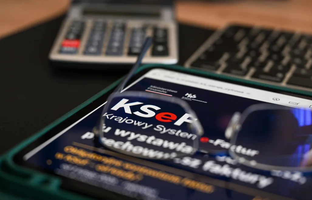Laptop w wyświetloną stroną Krajowego Systemu e-Faktur. Fot. PAP/Darek Delmanowicz
