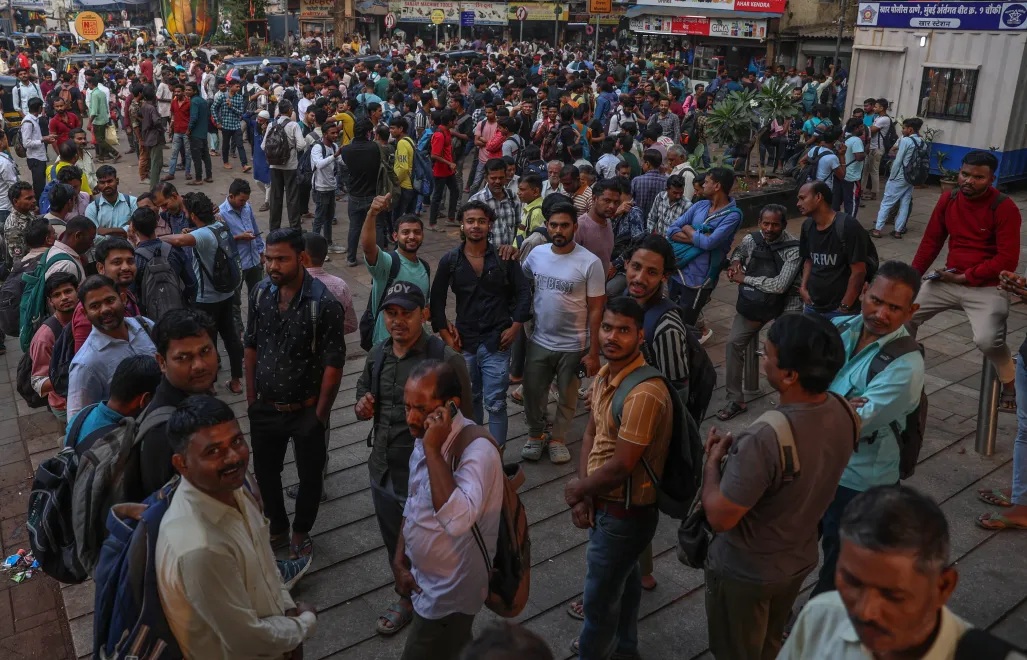 Obywatele Indii. Fot. PAP/EPA/DIVYAKANT SOLANKI