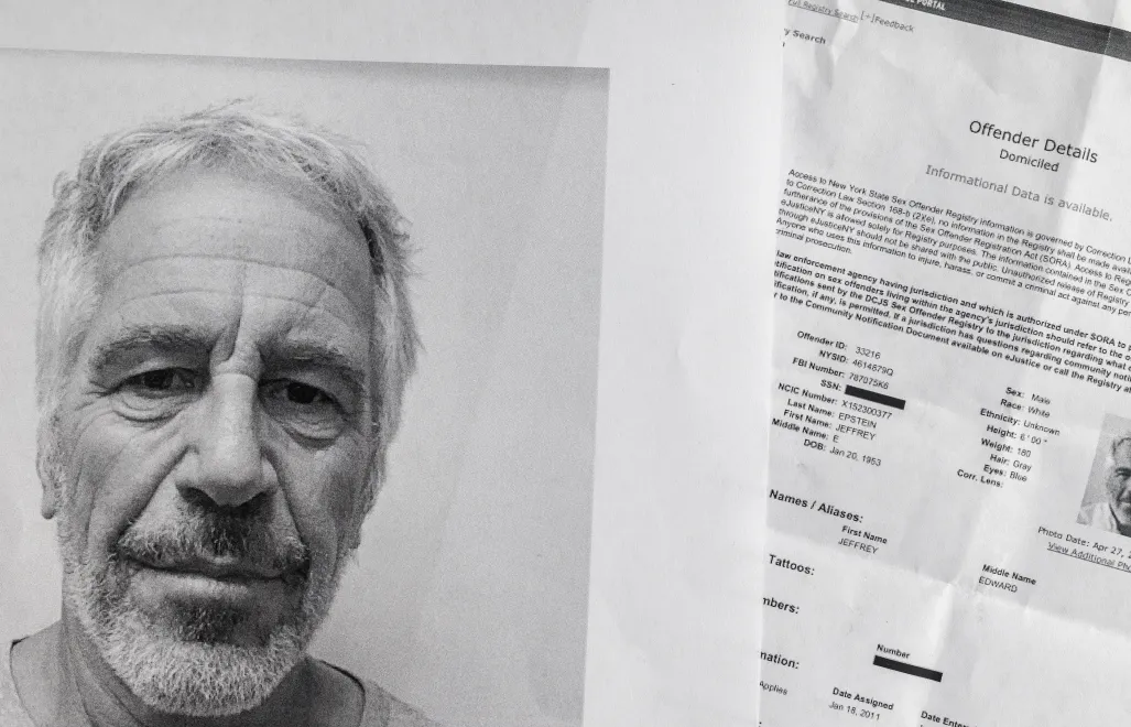 Wydruk dokumentów z tzw. akt Epsteina. Fot. PAP/EPA/CRISTOBAL HERRERA-ULASHKEVICH 