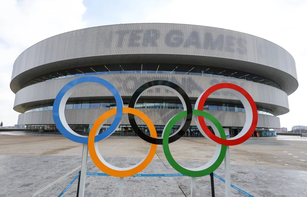 Symbol igrzysk olimpijskich przy stadionie w Mediolanie. Fot. PAP/EPA/FAZRY ISMAIL