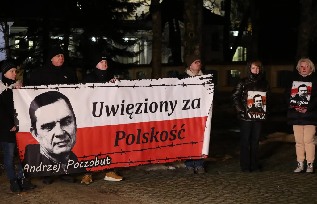 Akcja solidarnościowa z więzionym przez reżim Łukaszenki dziennikarzem i działaczem Związku Polaków na Białorusi Andrzejem Poczobutem. Fot.  PAP/Artur Reszko