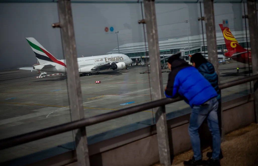 Samolot Emirates na lotnisku, zdjęcie ilustracyjne, fot. PAP/EPA/MARTIN DIVISEK