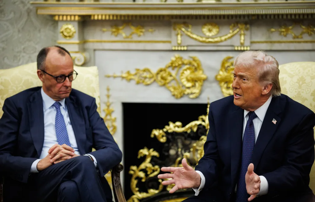 Kanclerz Niemiec Friedrich Merz i prezydent USA Donald Trump. Fot. PAP/EPA/	SAMUEL CORUM / POOL