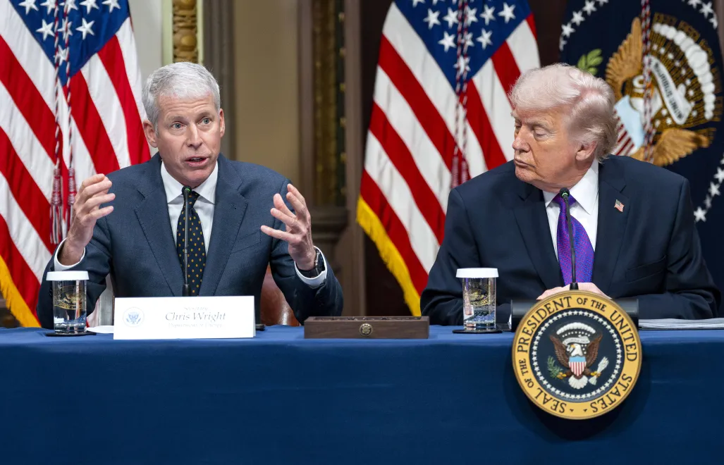 Prezydent USA Donald Trump i minister energii Chris Wright. Fot. PAP/EPA/BONNIE CASH / POOL