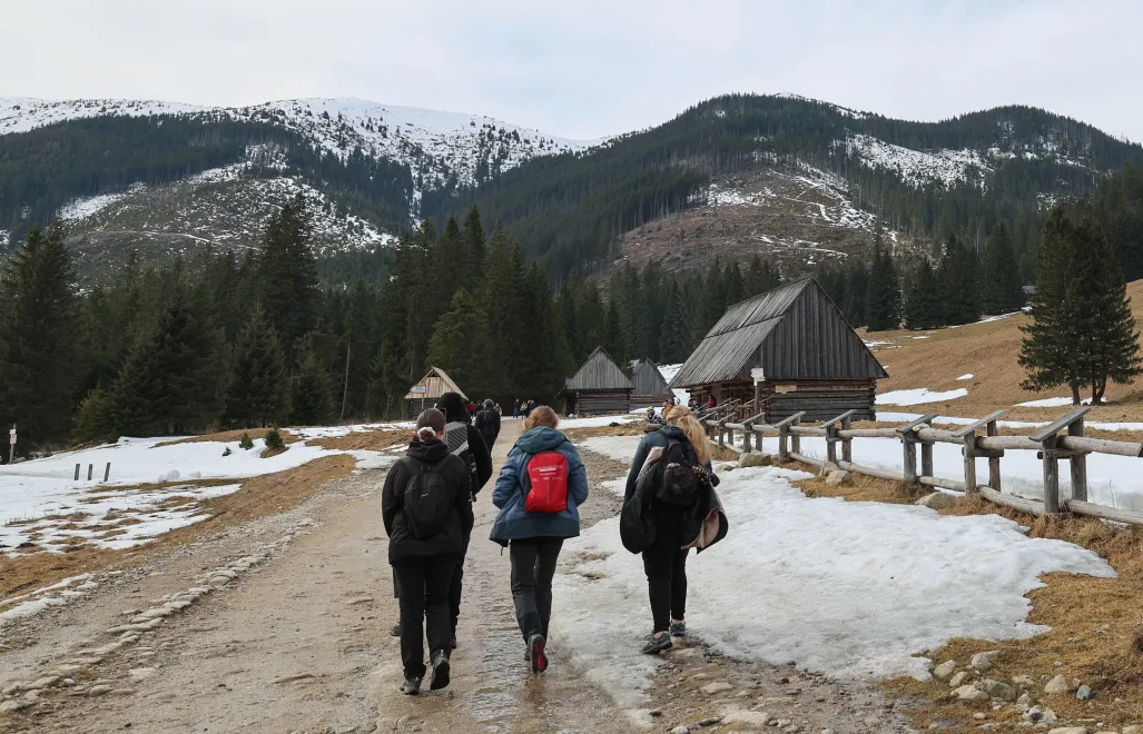  Turyści w Dolinie Chochołowskiej w Tatrach Fot. PAP/Grzegorz Momot