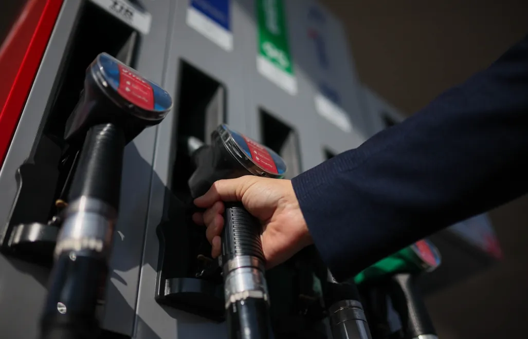 Dystrybutor na stacji benzynowej. Fot. PAP/Leszek Szymański