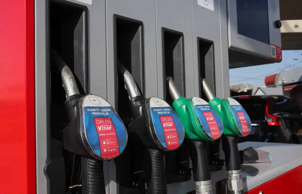Dystrybutor na stacji benzynowej. Fot. PAP/Leszek Szymański