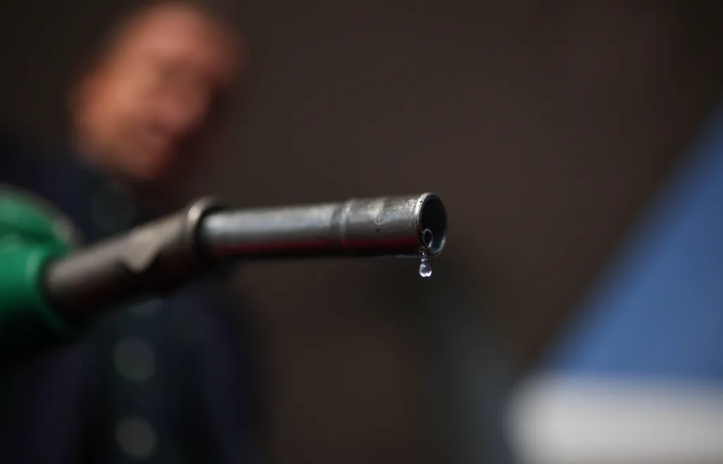 Dystrybutor na stacji benzynowej. Fot. PAP/Leszek Szymański