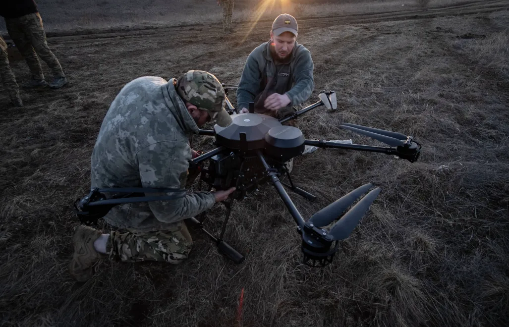 украинские военные с дроном фотоилюстрация Fot. PAP/EPA/MARIA SENOVILLA