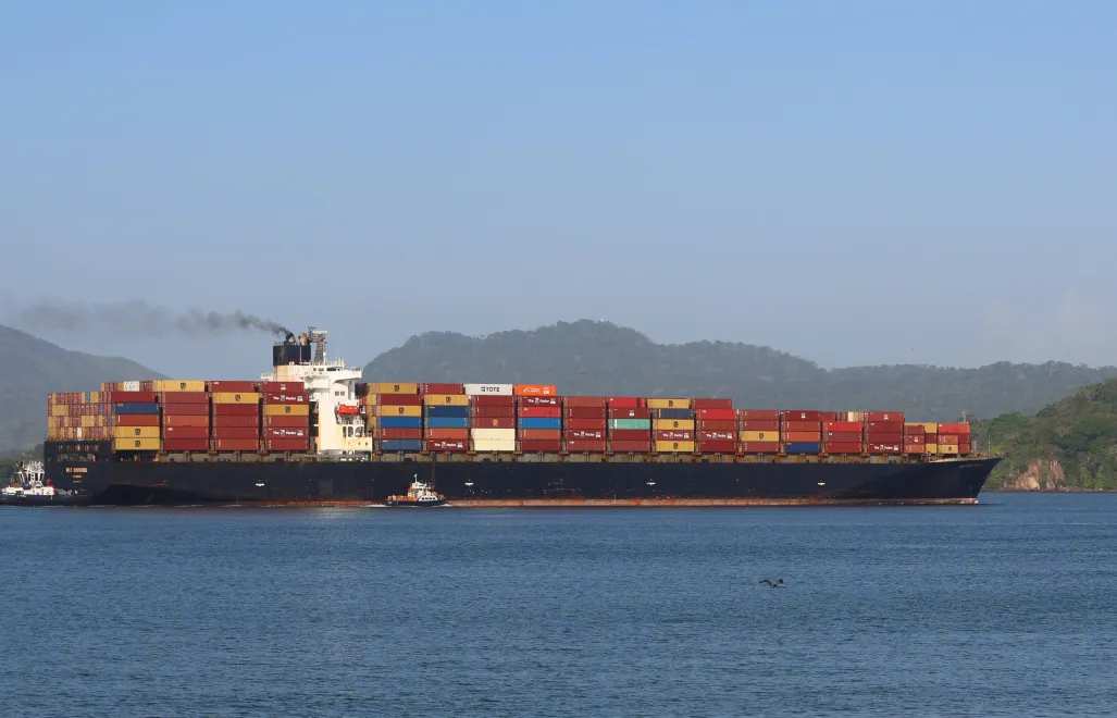 Statek tranzytowy w kanale panamskim. Zdj. Ilustracyjne. Fot. PAP/ EPA/Carlos Lemos