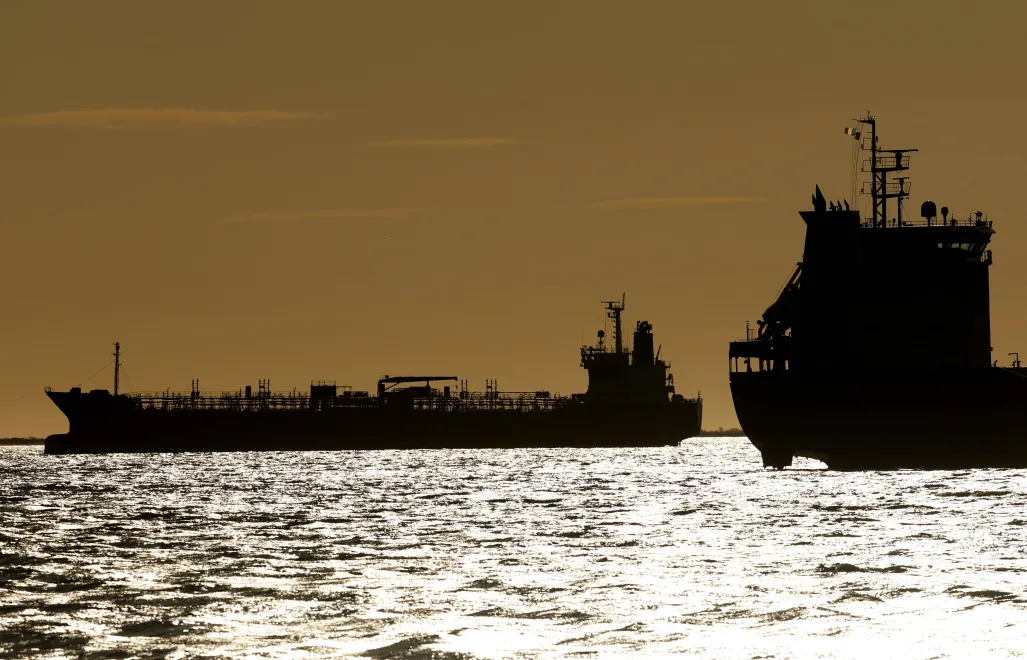 Tankowce z ropą i gazem. Fot. PAP/EPA/	GUILLAUME HORCAJUELO
