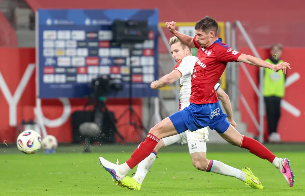 W sobotnim finale piłkarskiego Pucharu Polski Górnik Zabrze zmierzy się w Warszawie z Rakowem Częstochowa. Fot. PAP/Art Service