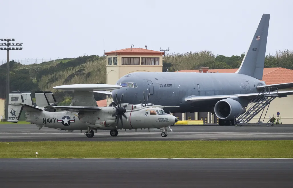 Amerykańskie samoloty wojskowe w azorskiej bazie lotniczej Lajes, na wyspie Terceira, fot. PAP/EPA/LUSA/ANTONIO ARAUJO