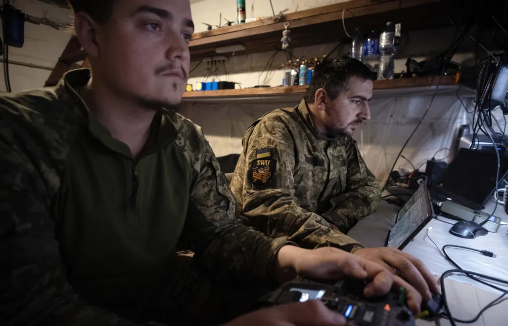 Оператори українських Збройних сил використовують FPV-дрони-перехоплювачі на передовій у Донецькій області. Fot. PAP/EPA