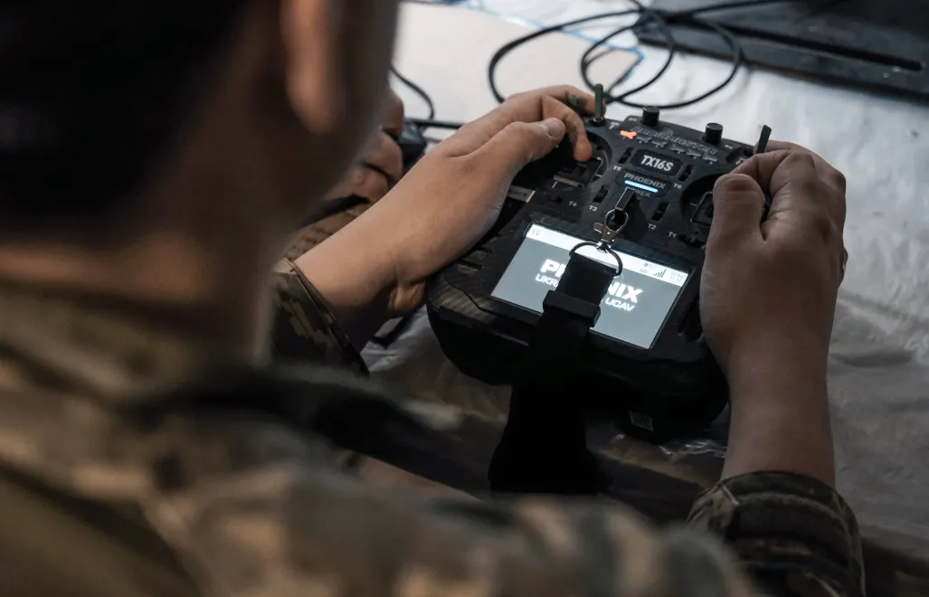 Оператор FPV дрона з пультом в руках. Fot. PAP/EPA/Maria Senovilla (фотоілюстрація)