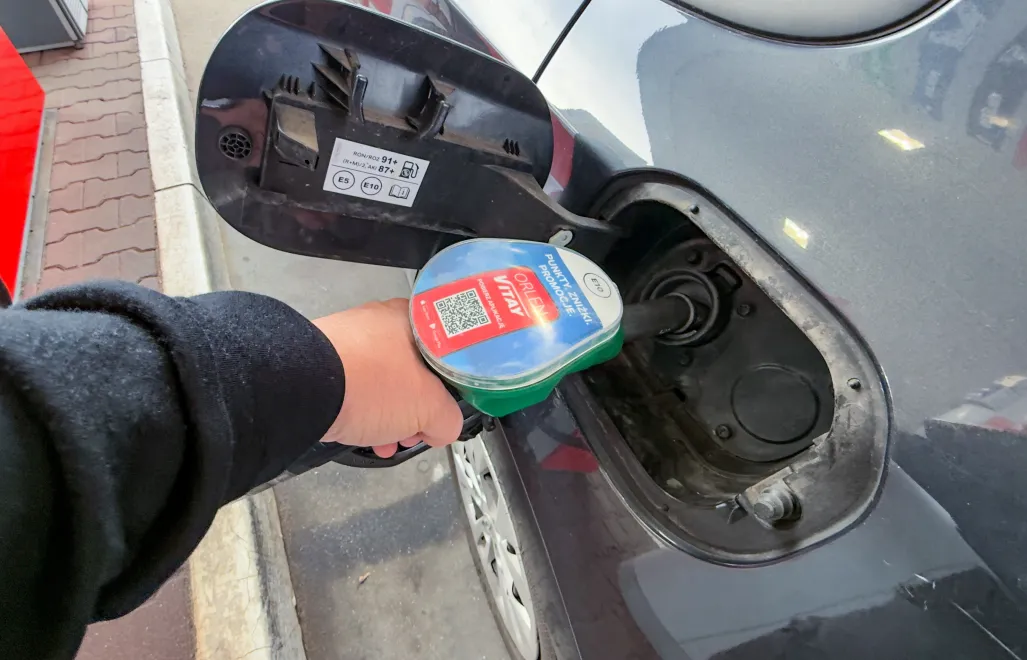 Tankowanie paliwa na stacji benzynowej. Fot. PAP/Marcin Bielecki