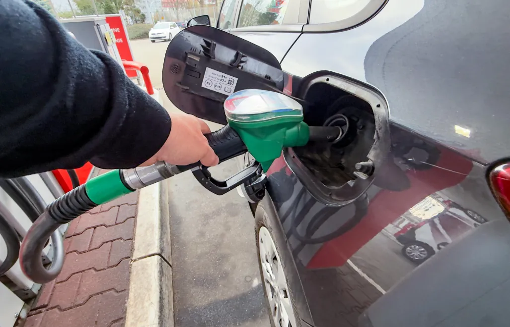 Tankowanie paliwa na stacji benzynowej. Fot. PAP/Marcin Bielecki