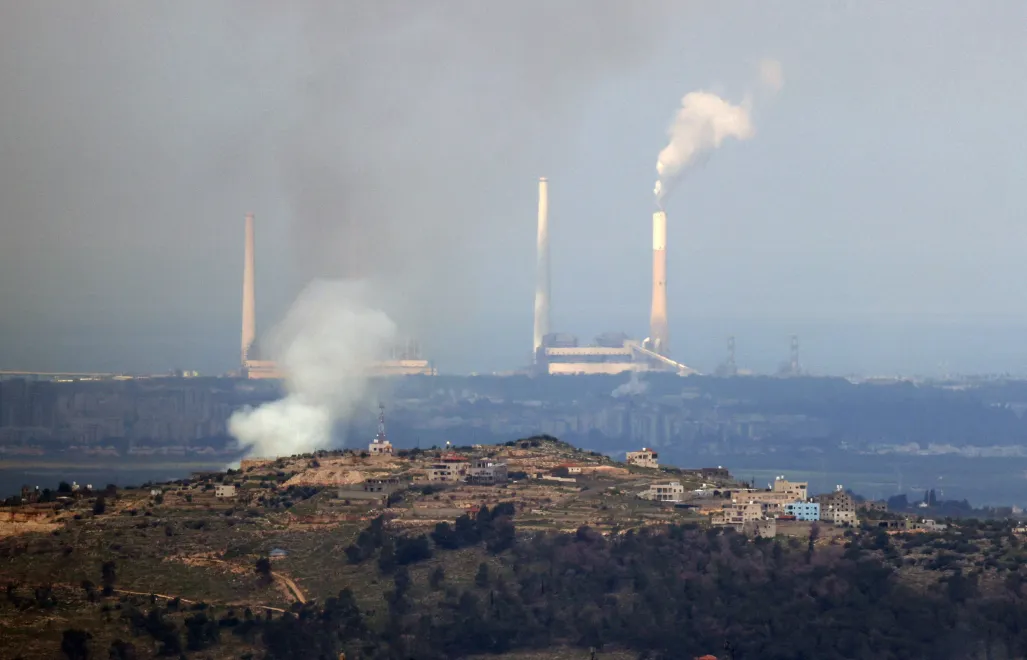 Atak rakietowy Iranu na miasto Hadera w Izraelu. Fot. PAP/EPA/ALAA BADARNEH