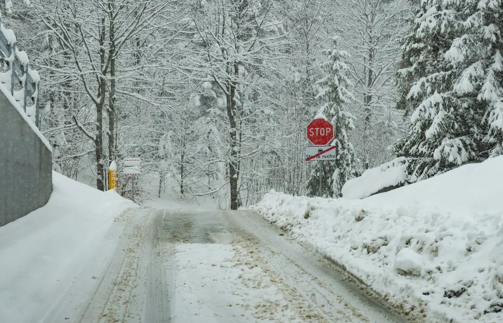 Wzmożone opady śniegu w Tatrach. Fot. PAP/Józef Niedziałek