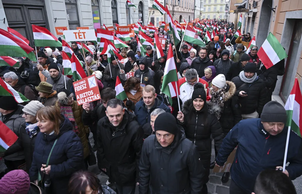  Obywatele Węgier podczas wiecu wyborczego. Fot. PAP/EPA/Tibor Illyes