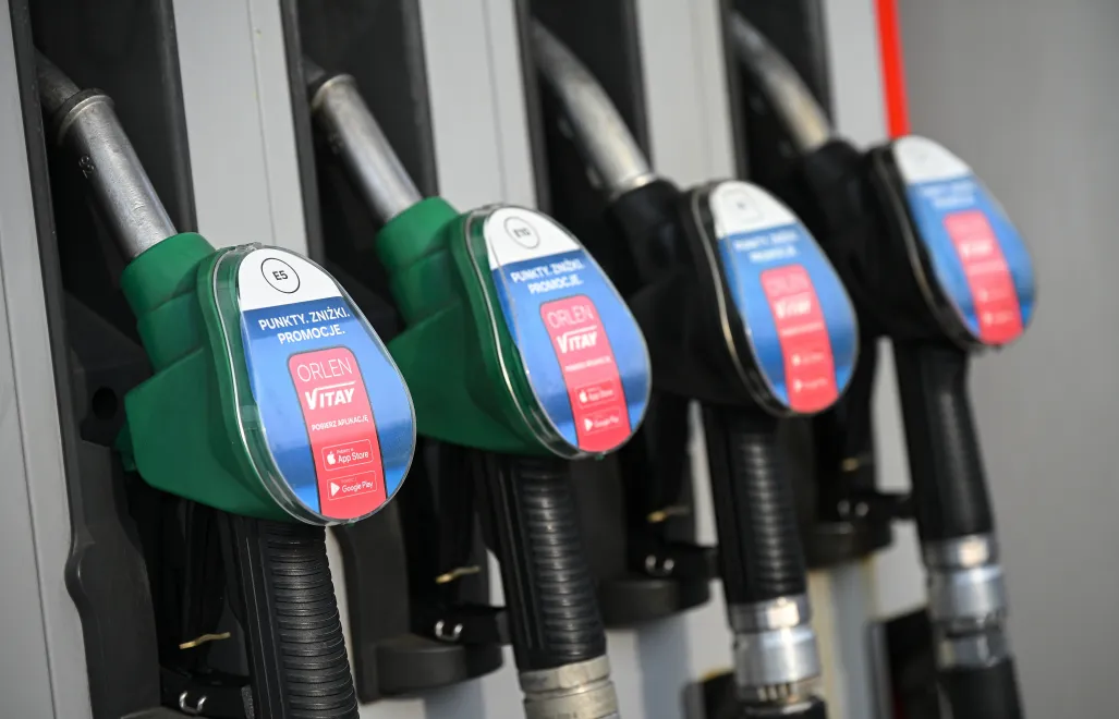  Dystrybutory na jednej ze stacji paliw koncernu Orlen w Warszawie. Fot. PAP/Marcin Obara