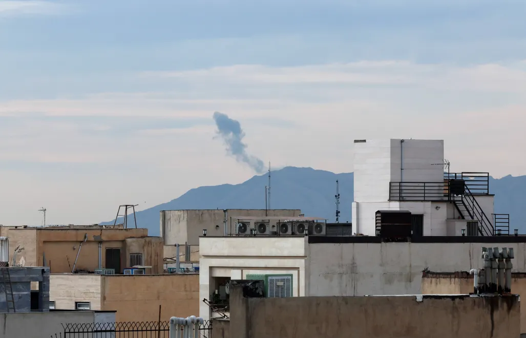 Dym nad Teheranem po jednym z ataków na miasto, zdjęcie ilustracyjne, fot. PAP/EPA/ABEDIN TAHERKENAREH