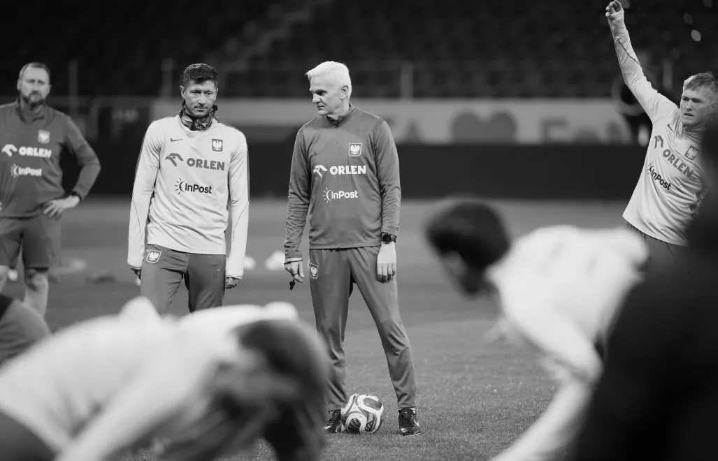  Drugi trener piłkarskiej reprezentacji Polski Jacek Magiera (C) i Robert Lewandowski (2L) podczas treningu kadry w Sztokholmie, fot. PAP/Leszek Szymański