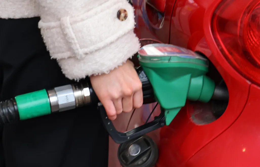 Tankowanie samochodu Fot. PAP/Albert Zawada