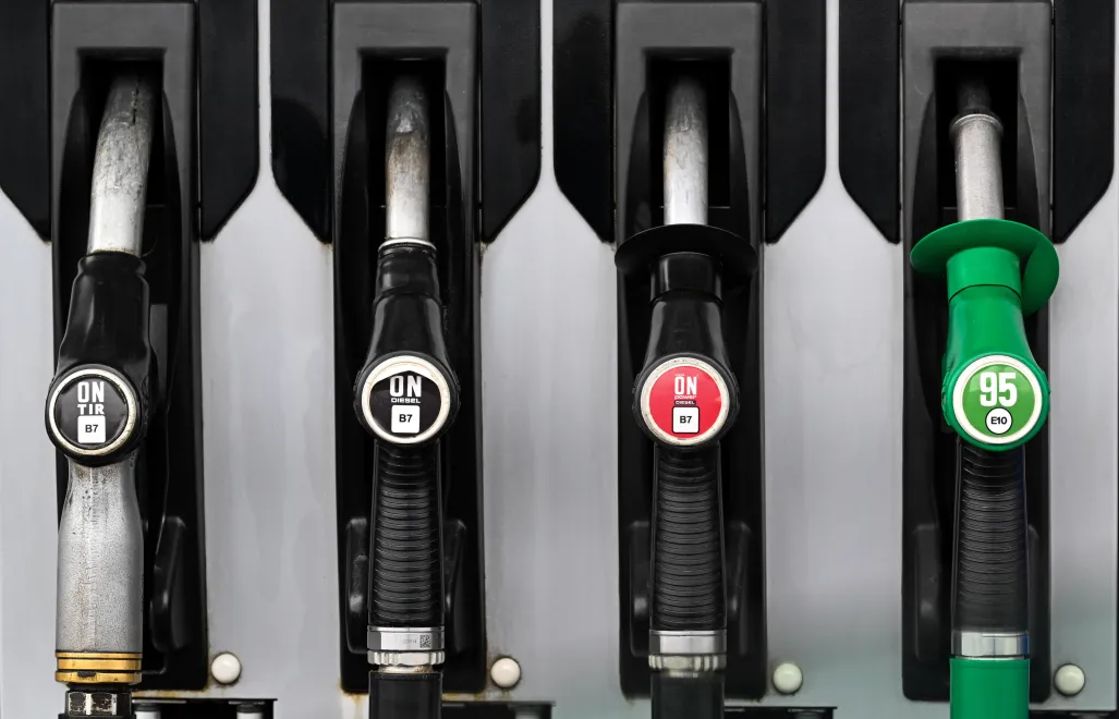 Dystrybutor na stacji paliw Fot. PAP/Darek Delmanowicz