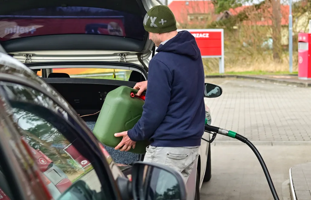 Tankowanie paliwa na stacji benzynowej, fot. PAP/Marcin Bielecki