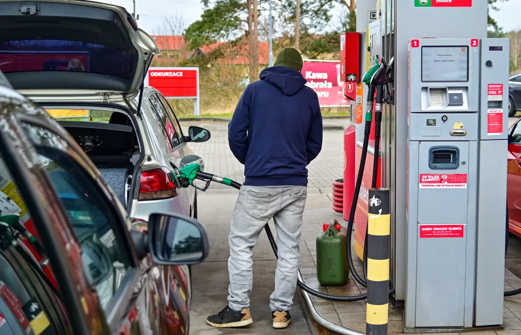 Stacja benzynowa. Fot. PAP/Marcin Bielecki