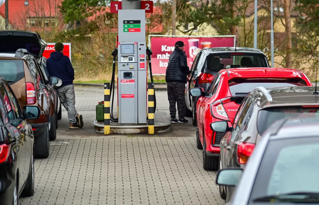 Kolejka na stacji benzynowej Fot. PAP/Marcin Bielecki