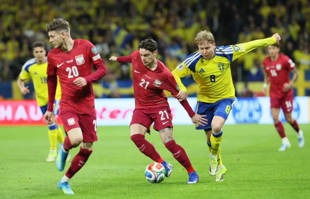 Szwed Daniel Svensson oraz Nicola Zalewski i Sebastian Szymański. Fot. PAP/Leszek Szymański