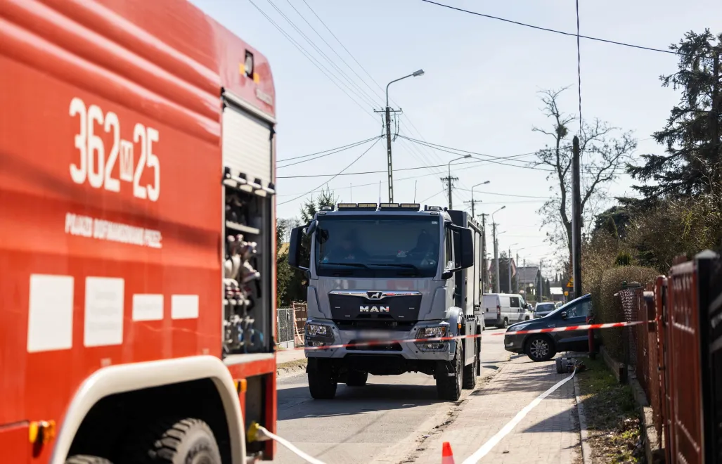 Służby na ulicy Zielonej w Płocku, fot. PAP/Szymon Łabiński
