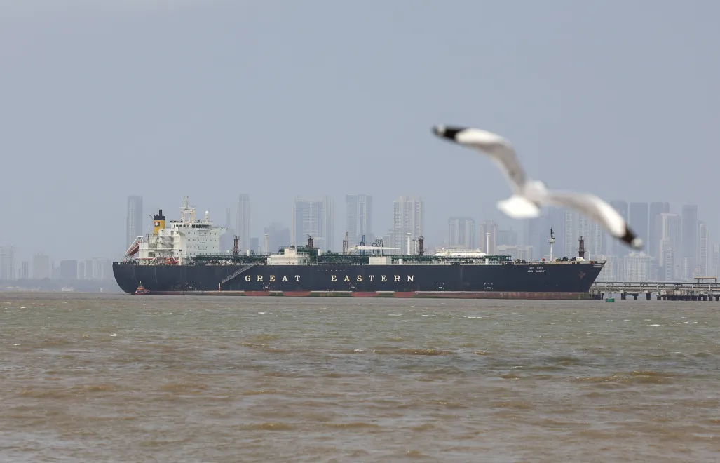 Statek przewożący skroplony gaz ziemny (LPG) przez Cieśninę Ormuz przypłynął do portu w Mumbaju w Indiach Fot. PAP/EPA/DIVYAKANT SOLANKI