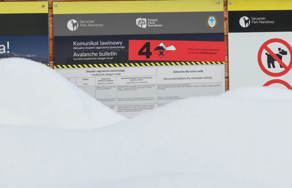 Tablica informująca o czwartym stopniu zagrożenia lawinowego. Fot. PAP/Grzegorz Momot